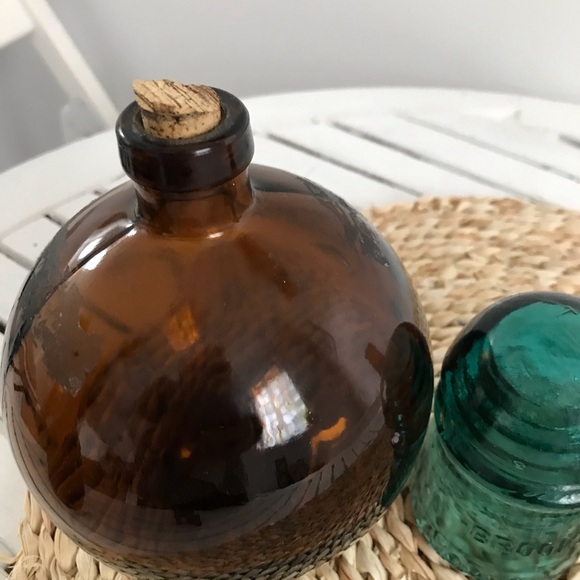 Set of three antique glass bottles - Picture 2 of 6